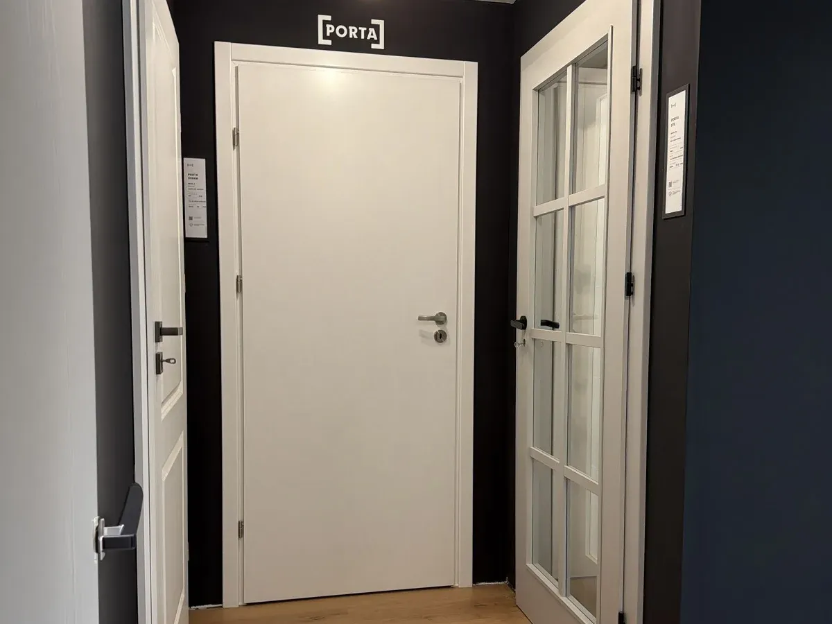 Uși Porta expuse în showroomul Ferusa din Ploiești
